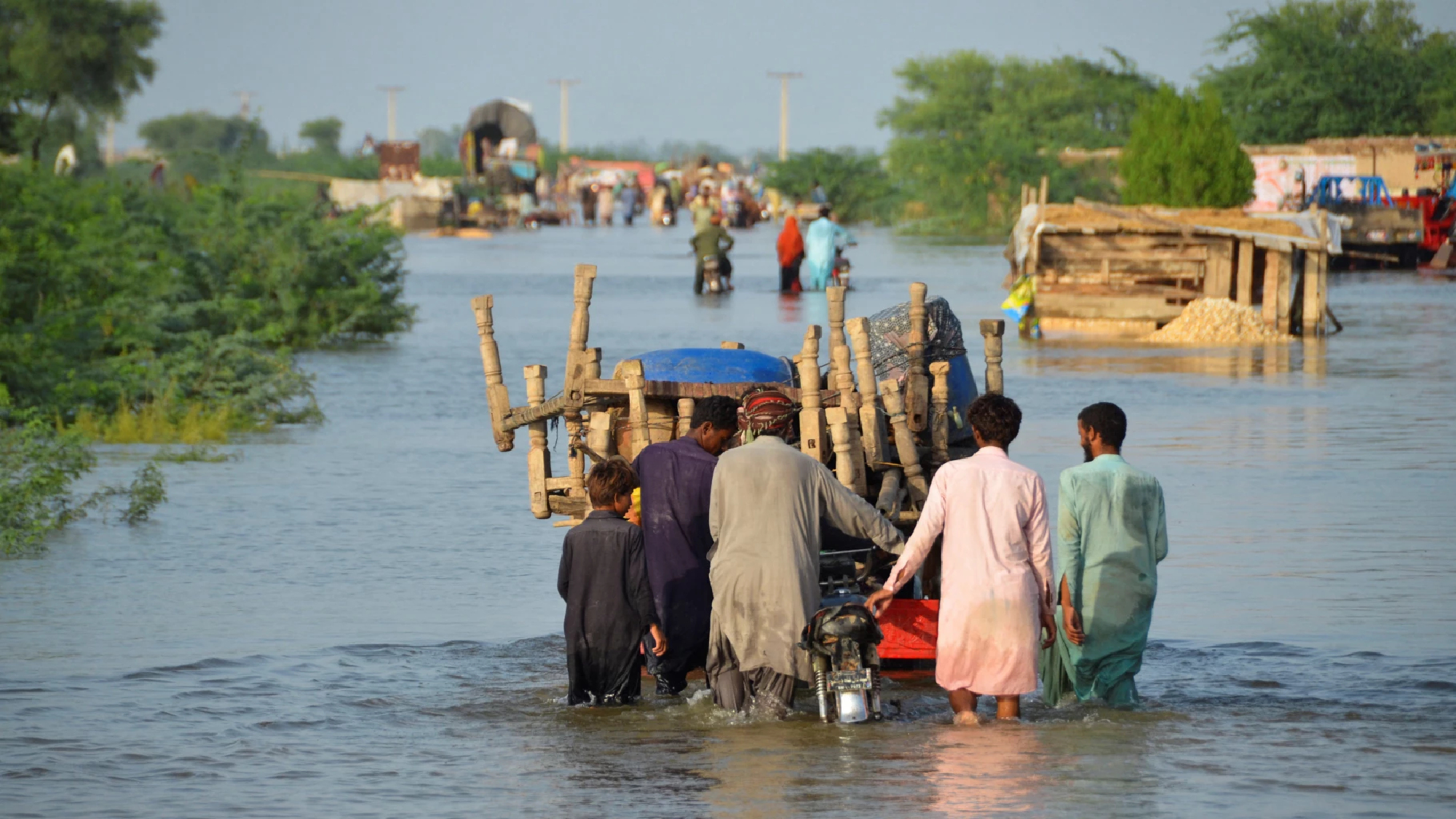 Hundreds of stranded Pakistanis airlifted from floods