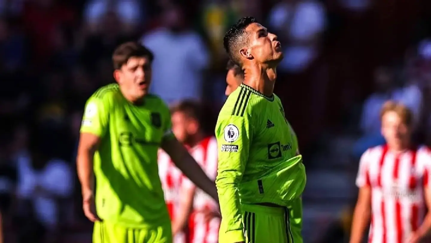 Ronaldo cautioned for slapping young fan's phone