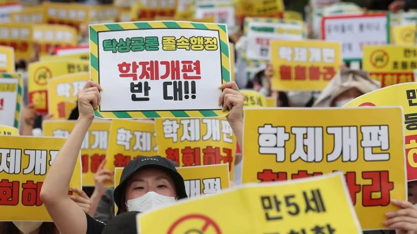Backlash against lowering elementary school entry age in S Korea intensifies Backlash against lowering elementary school entry age in S Korea intensifies