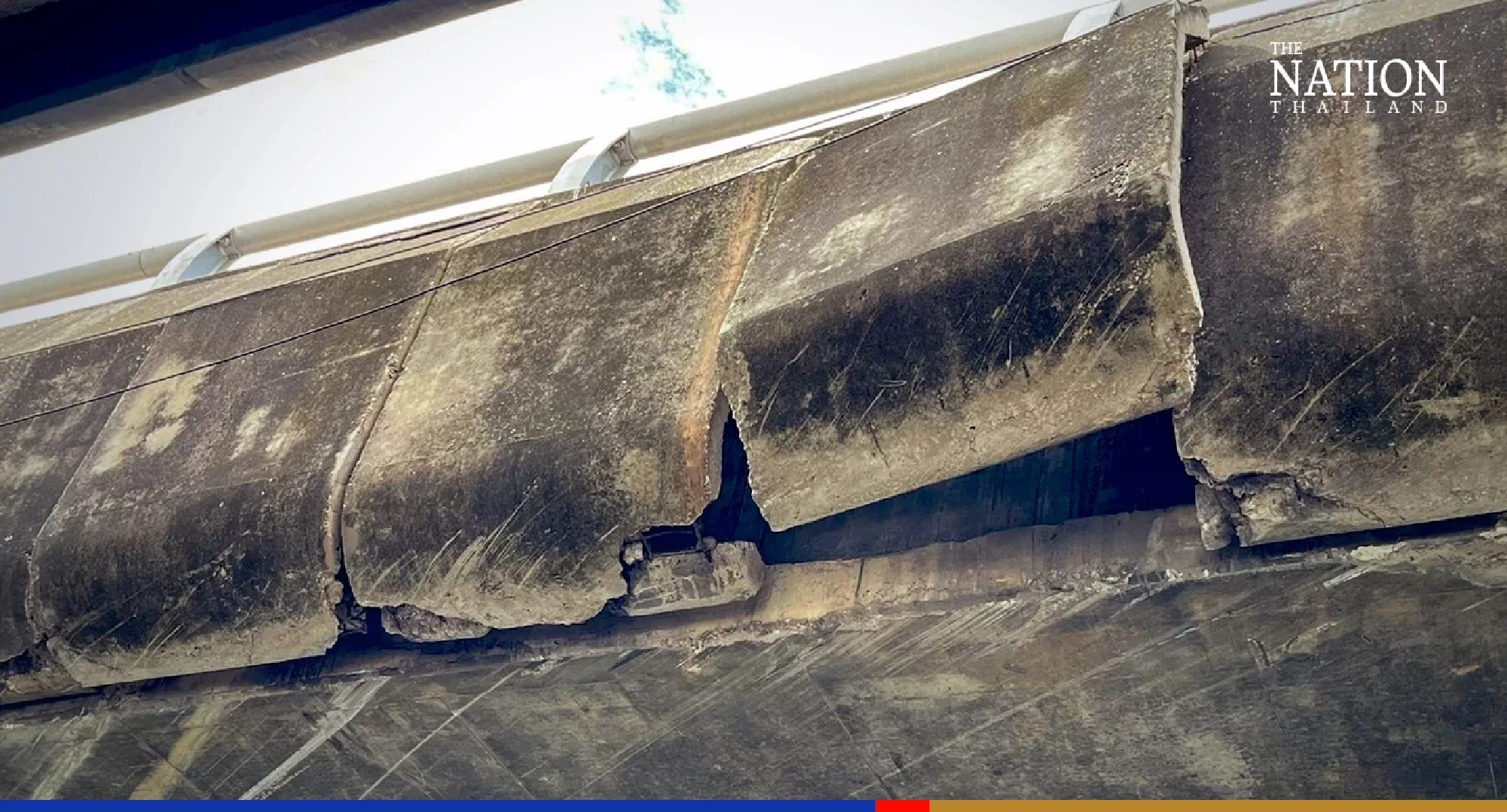 Part of Rama II highway blocked to remove loose concrete slabs of flyover