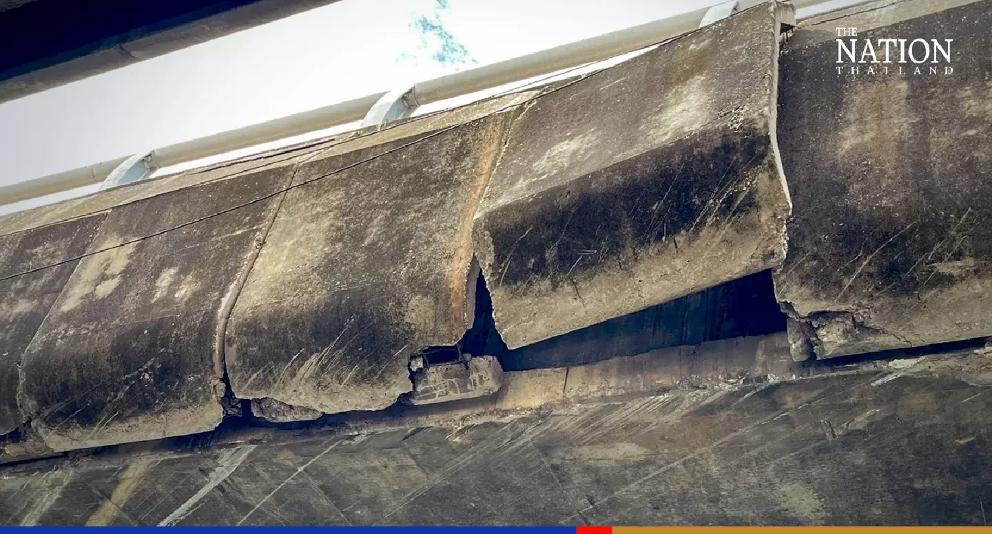 Part of Rama II highway blocked to remove loose concrete slabs of flyover Part of Rama II highway blocked to remove loose concrete slabs of flyover