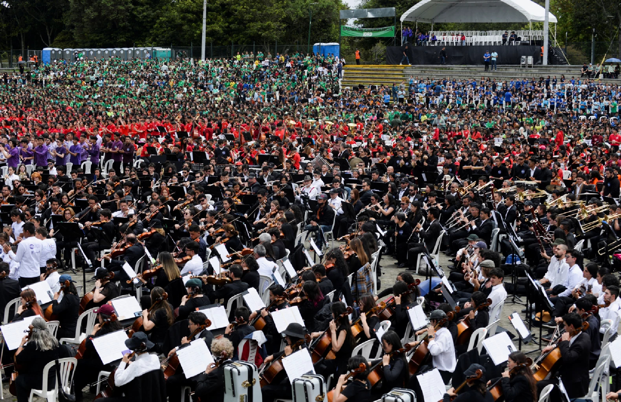 16,000 musicians and singers break record for world’s biggest concert in Bogota