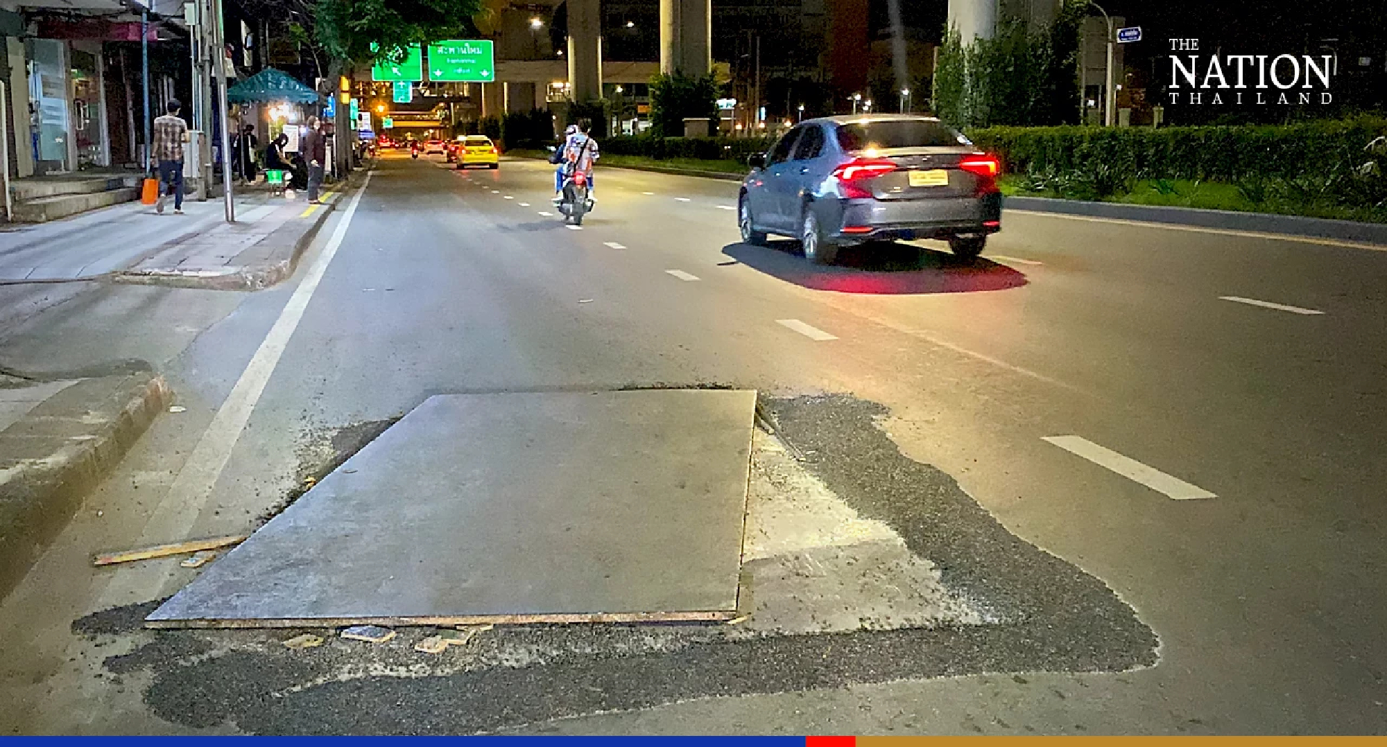 Loose metal plate on Phaholyothin Road poses danger to motorbikes