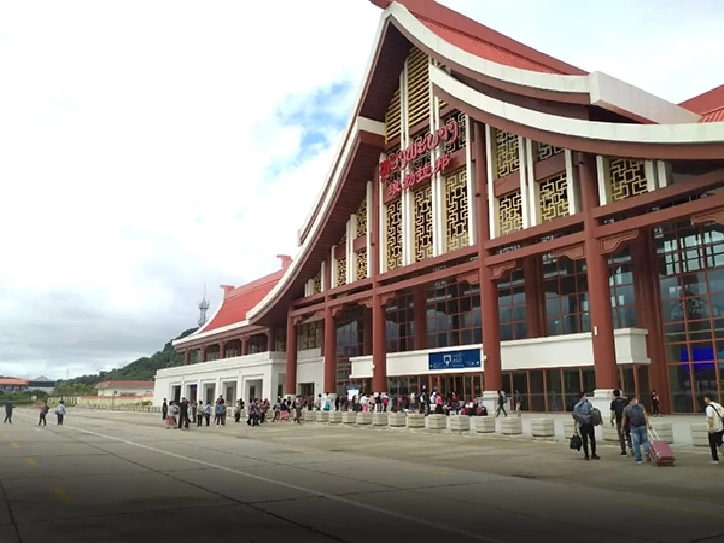 Laos targets 900,000 foreign visitors this year