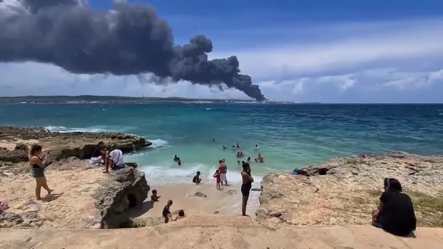 Fire in Cuban supertanker port leaves 121 injured and 17 firefighters missing