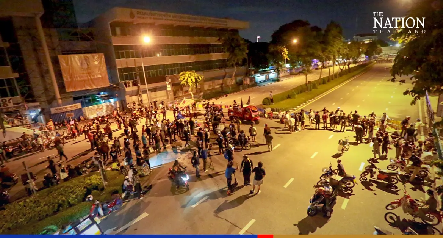 Anti-Prayut rallyists camp out at Govt House