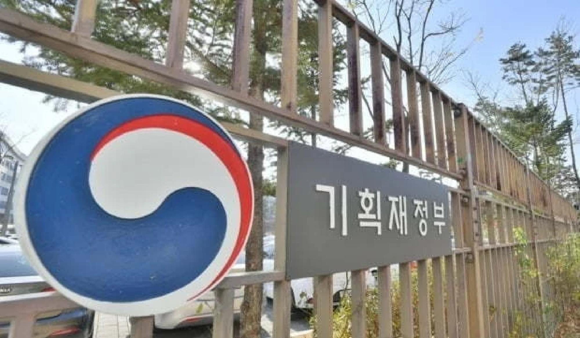 South Korea to expand foreign workforce quota, seek fast entry