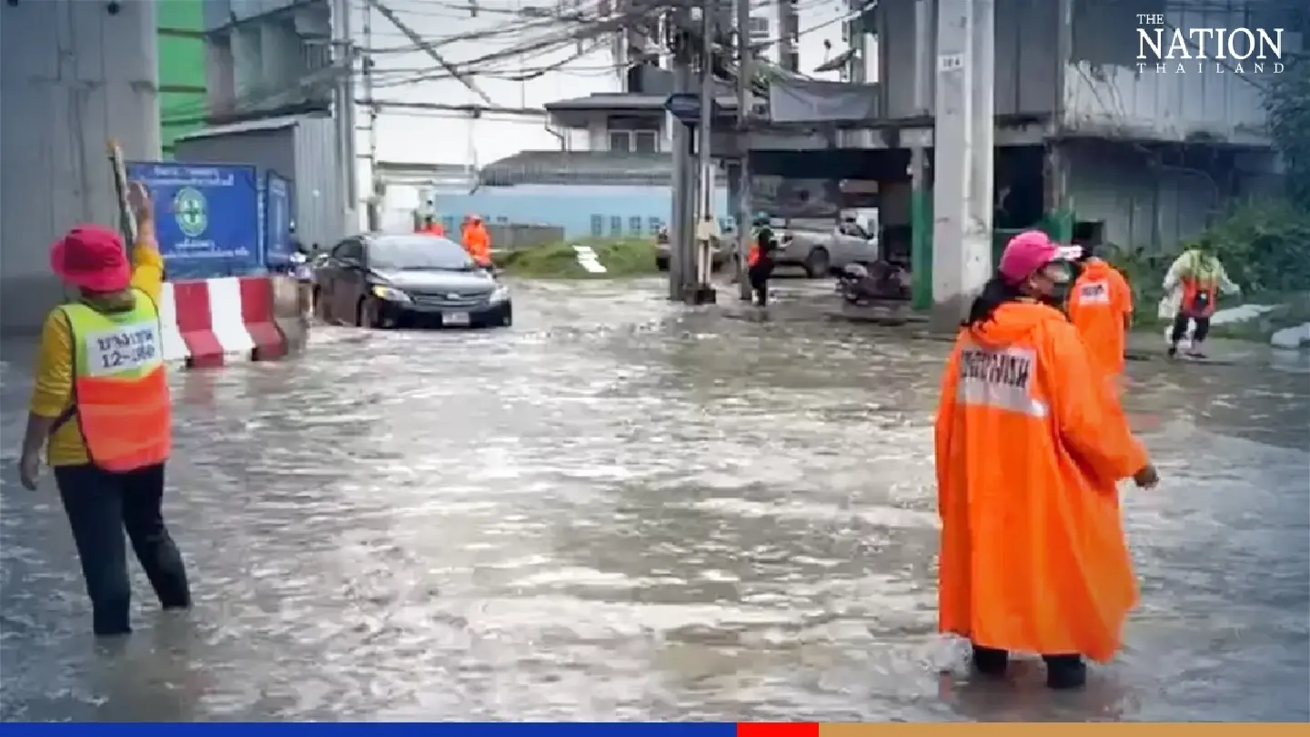 Police on alert to rescue motorists stranded on flooded Bangkok roads