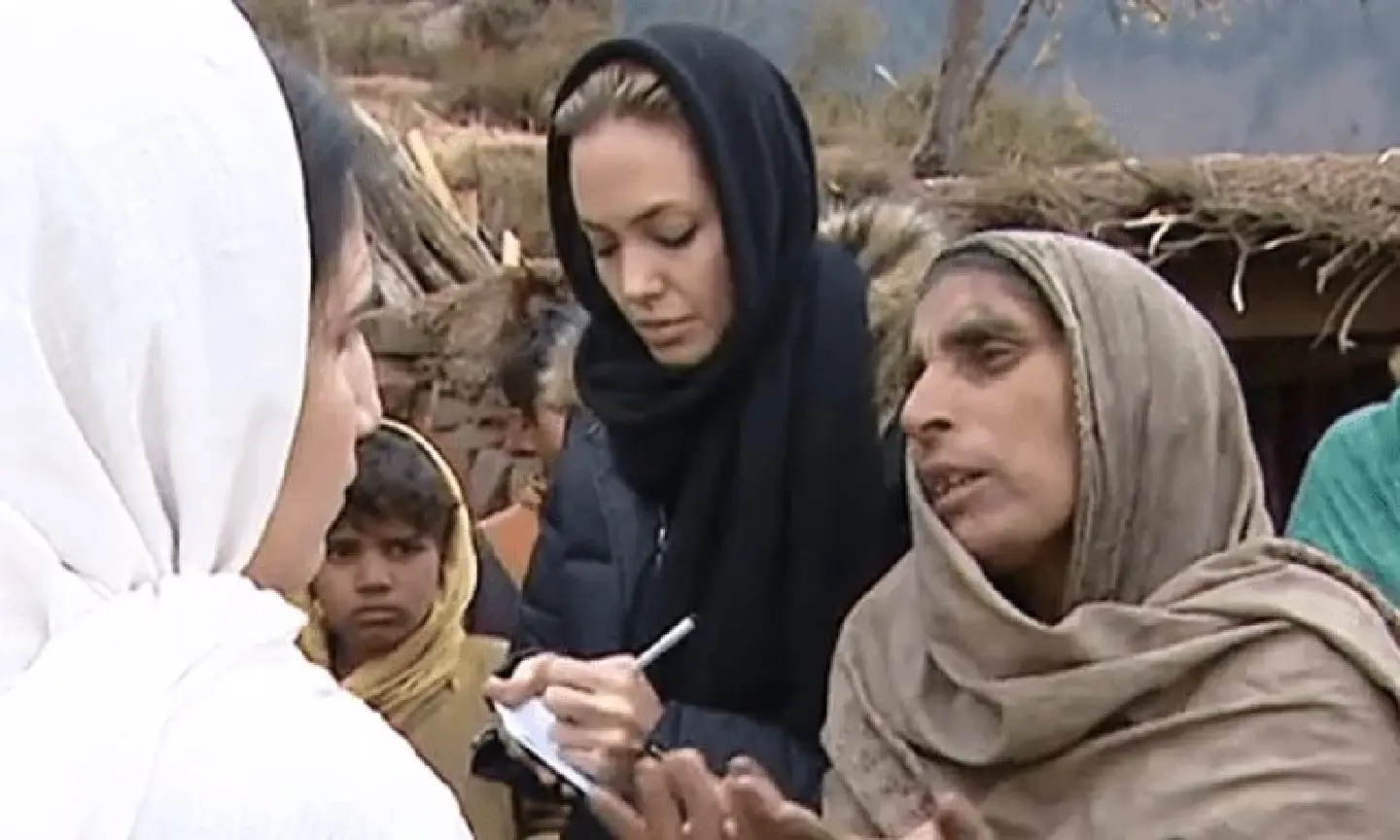 Angelina Jolie visits people affected by floods in Pakistan