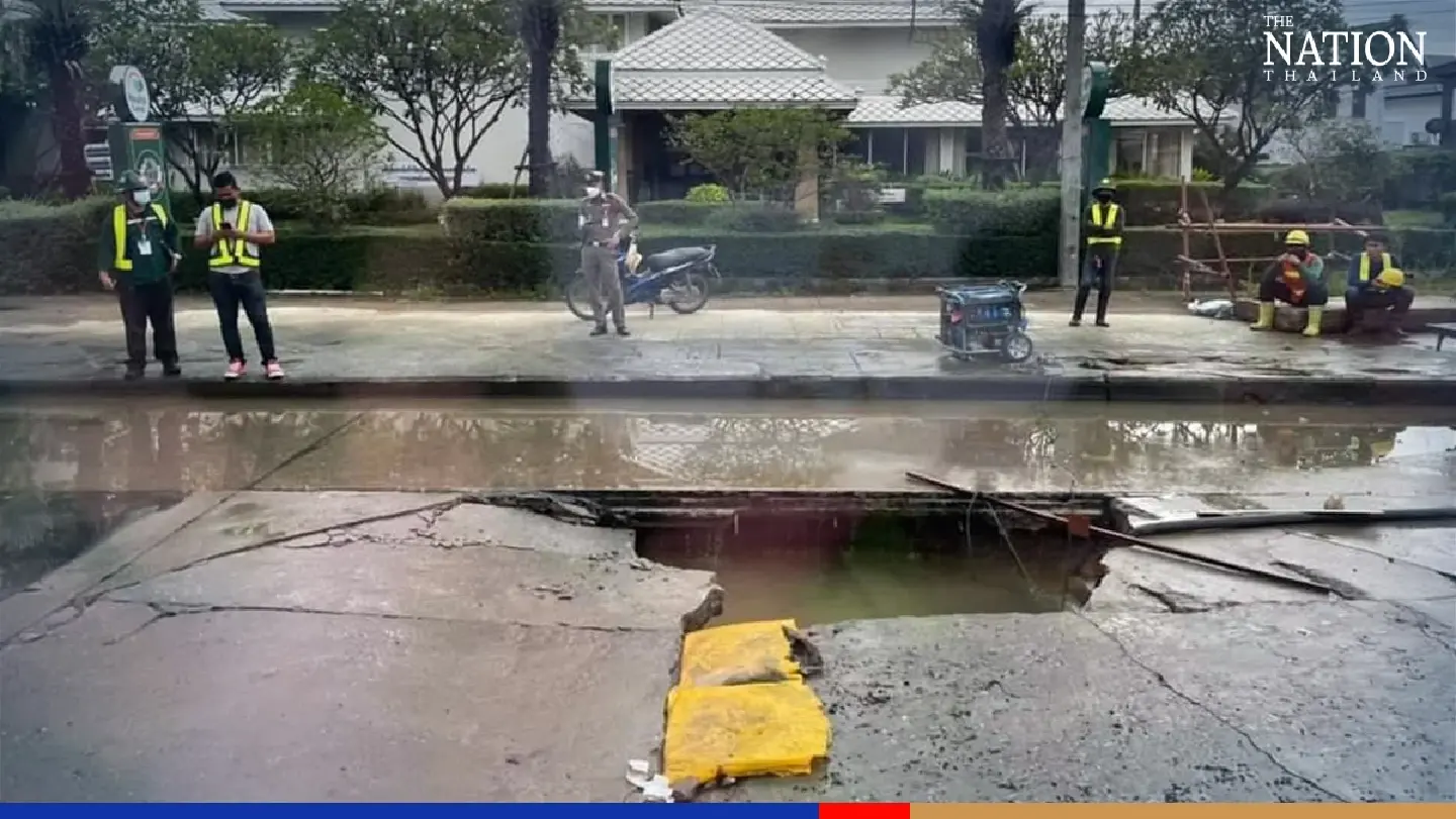 Look out! There’s a big hole on Chaeng Wattana Road