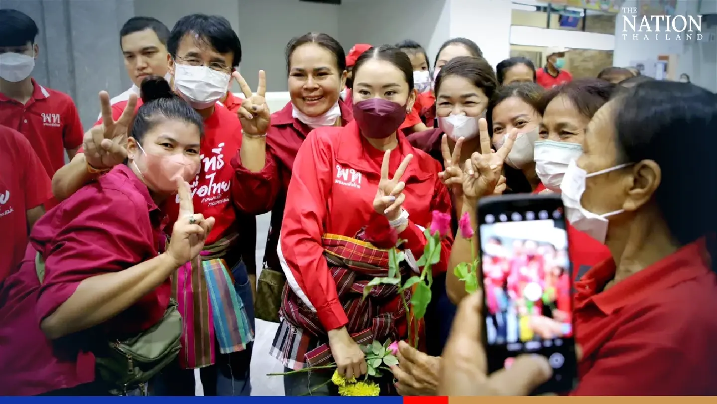 Thaksin’s daughter greeted by cries of ‘Welcome, prime minister’ in Northeast Thaksin’s daughter greeted by cries of ‘Welcome, prime minister’ in Northeast
