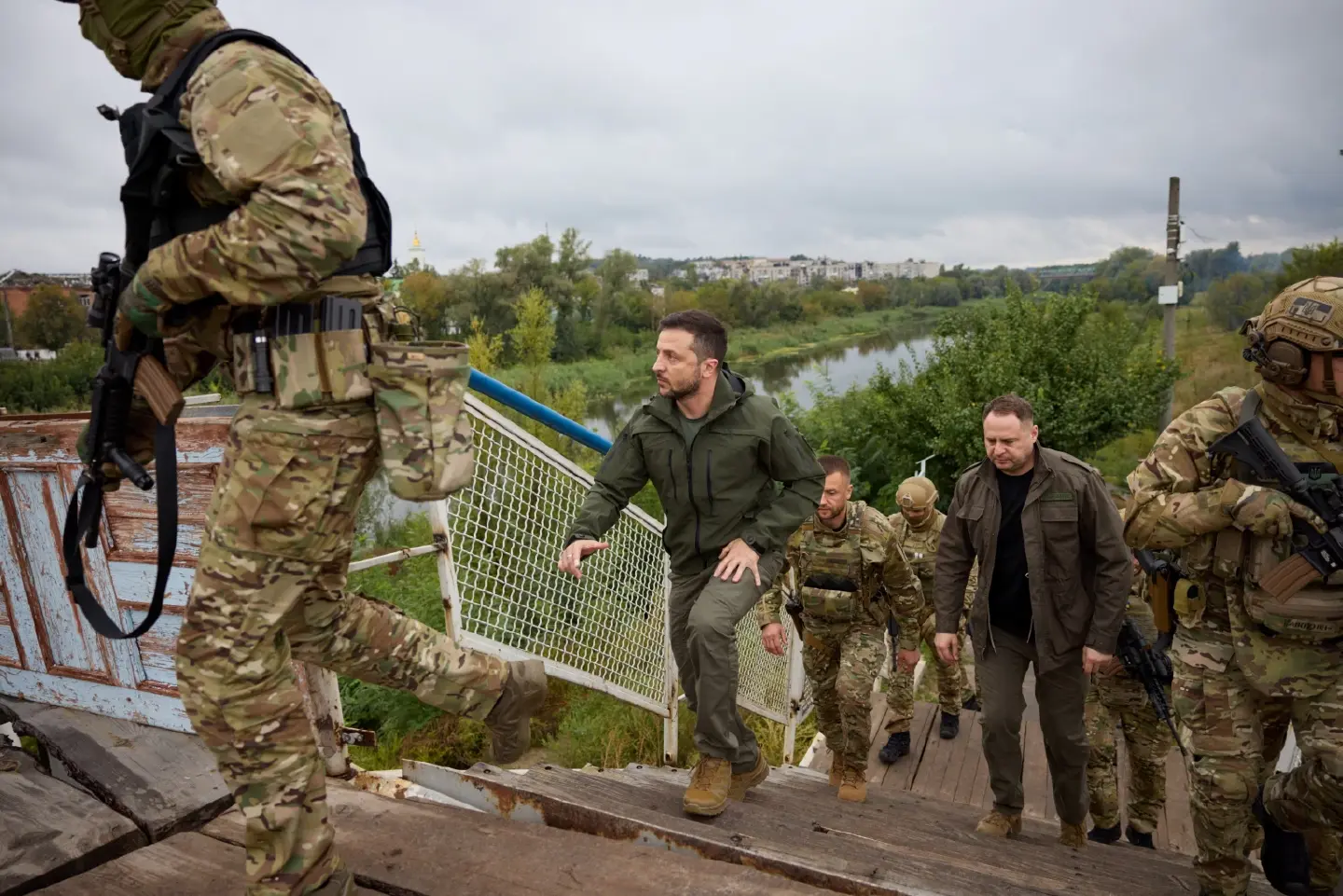 Zelenskiy pays surprise visit to recaptured town of Izium in northeast Ukraine Zelenskiy pays surprise visit to recaptured town of Izium in northeast Ukraine