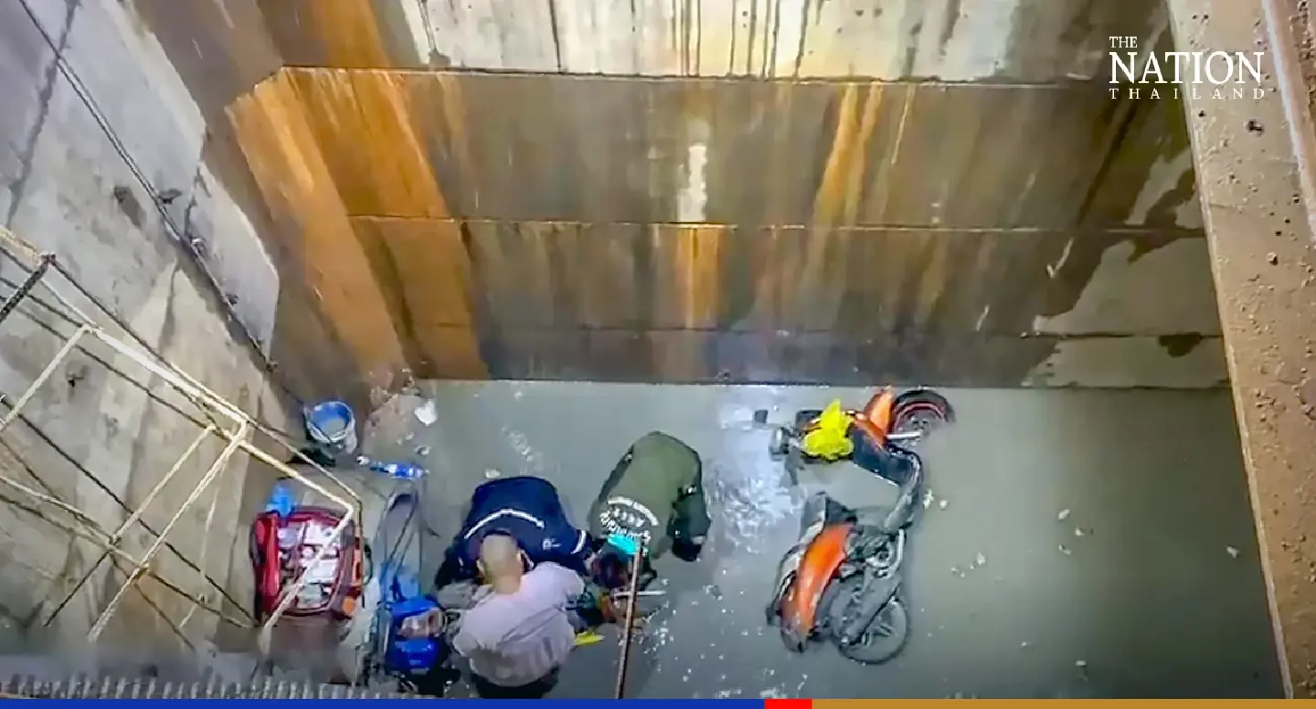 'Speeding' motorcycle rider plunges 6 metres down hole on Thonburi road 'Speeding' motorcycle rider plunges 6 metres down hole on Thonburi road