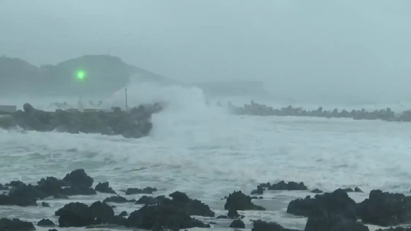 Waves pound Jeju port as South Korea braces for 'very strong' typhoon
