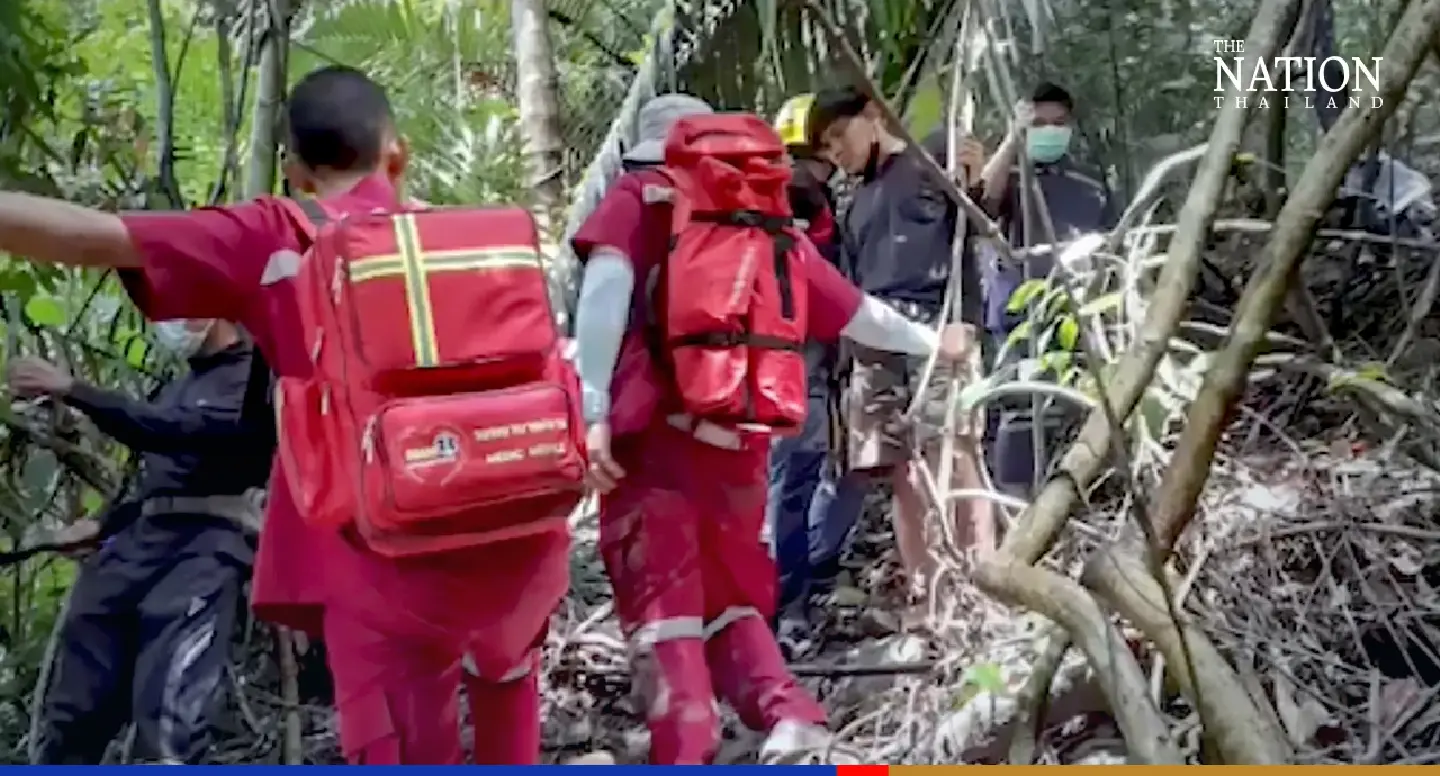 Trail runner successfully pulled out of deep mountain gorge in Rayong Trail runner successfully pulled out of deep mountain gorge in Rayong