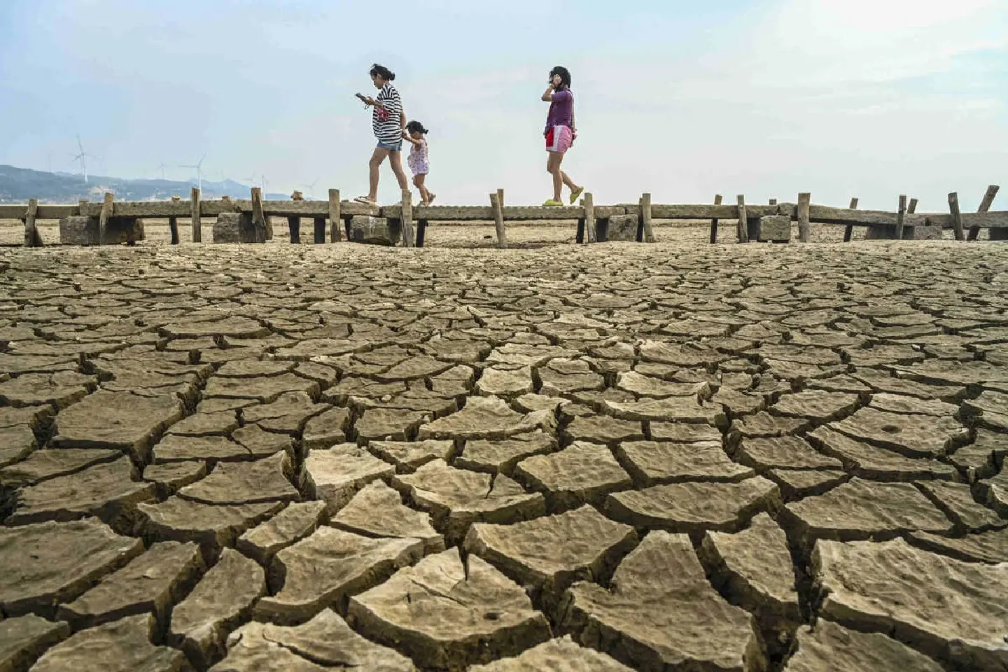 Drought shrinks China’s biggest freshwater lake to a mere 10%