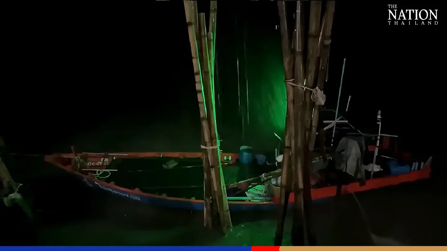 Heavy rain sinks tourist boat in Chanthaburi, 1 dead, 1 missing