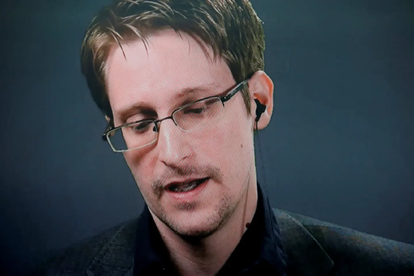 Putin grants Russian citizenship to US whistleblower Snowden Putin grants Russian citizenship to US whistleblower Snowden