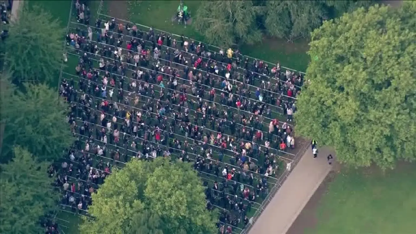 Queue to see Queen Elizabeth's coffin paused after reaching capacity Queue to see Queen Elizabeth's coffin paused after reaching capacity