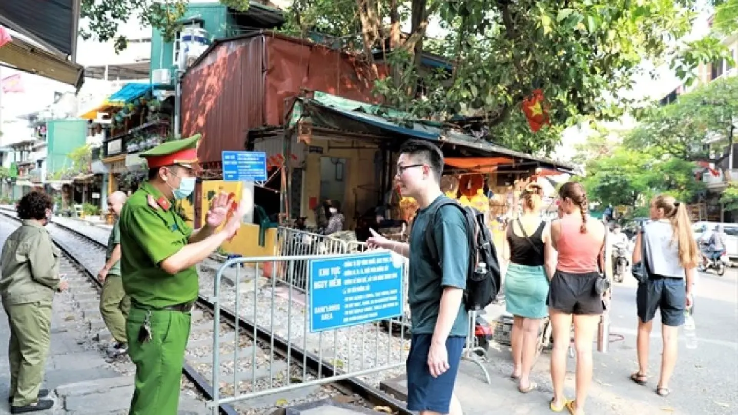 Hanoi’s authorities begin enforcing closure of train track coffee shops Hanoi’s authorities begin enforcing closure of train track coffee shops