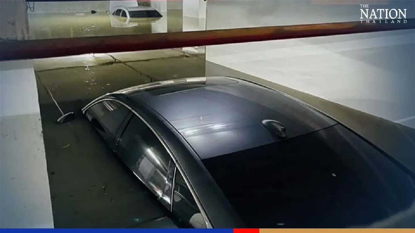 Saturday night rains worsen flooding in many parts of Bangkok