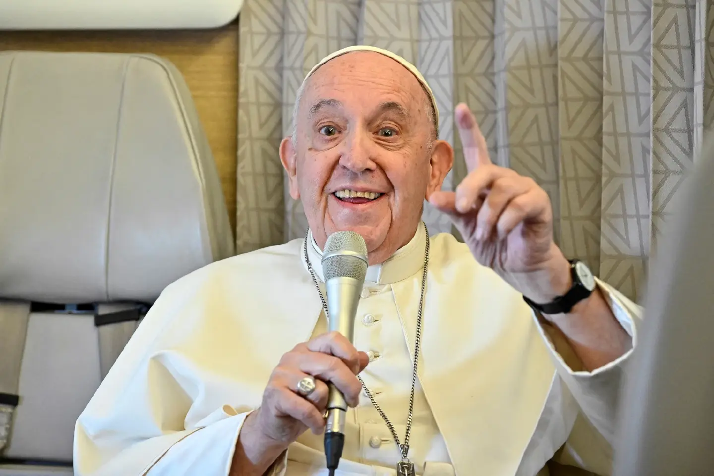 Pope says supplying weapons to Ukraine is morally acceptable for self-defence Pope says supplying weapons to Ukraine is morally acceptable for self-defence