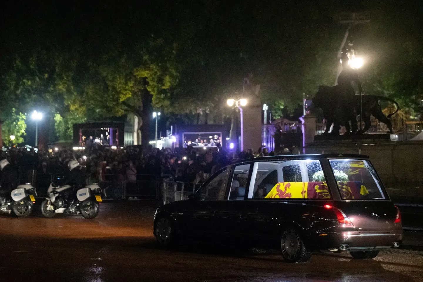 Queen's coffin arrives at Buckingham Palace as huge crowds line route Queen's coffin arrives at Buckingham Palace as huge crowds line route