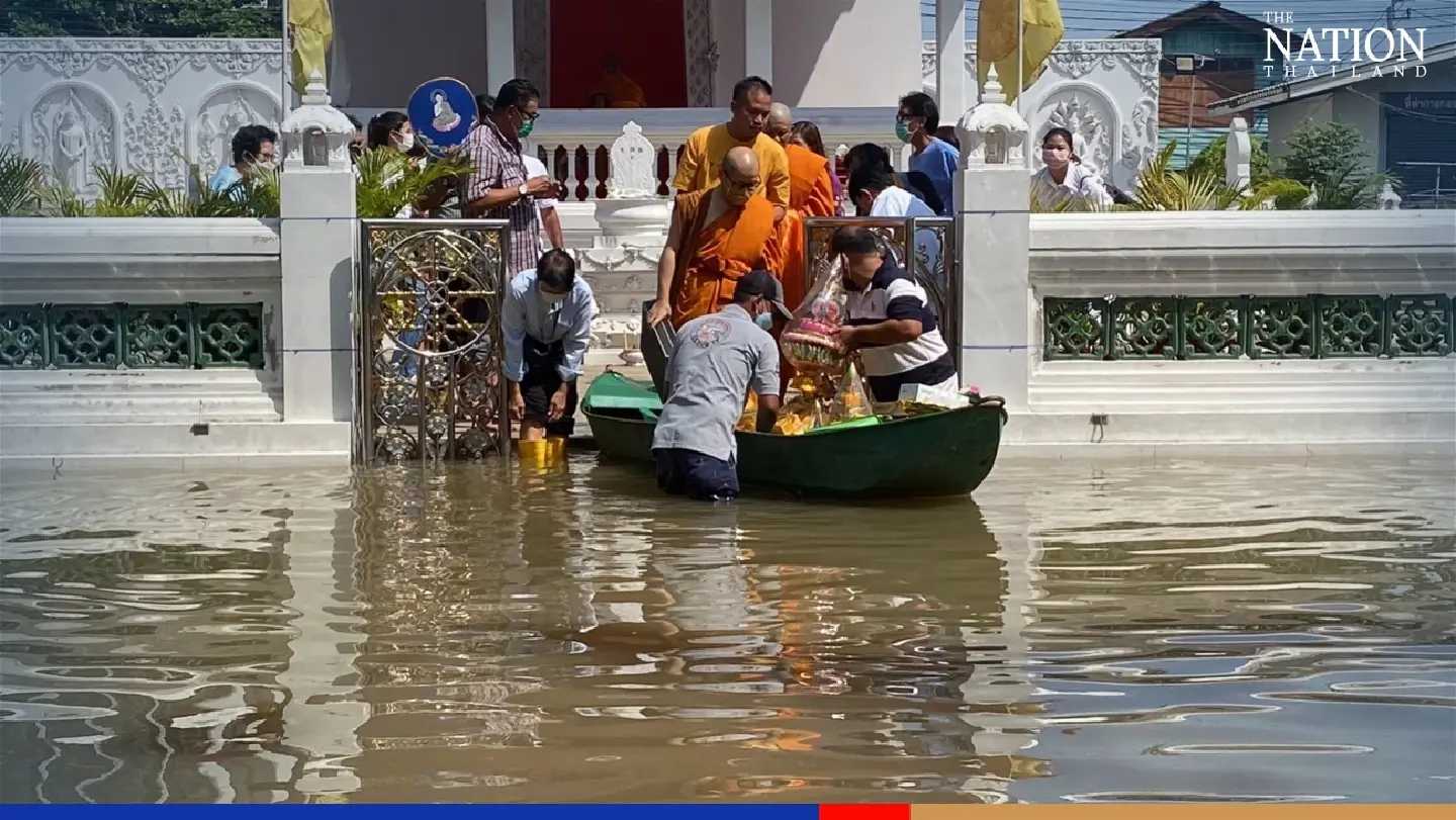 Inundation in Nonthaburi does not stop pious Buddhist man from donning saffron