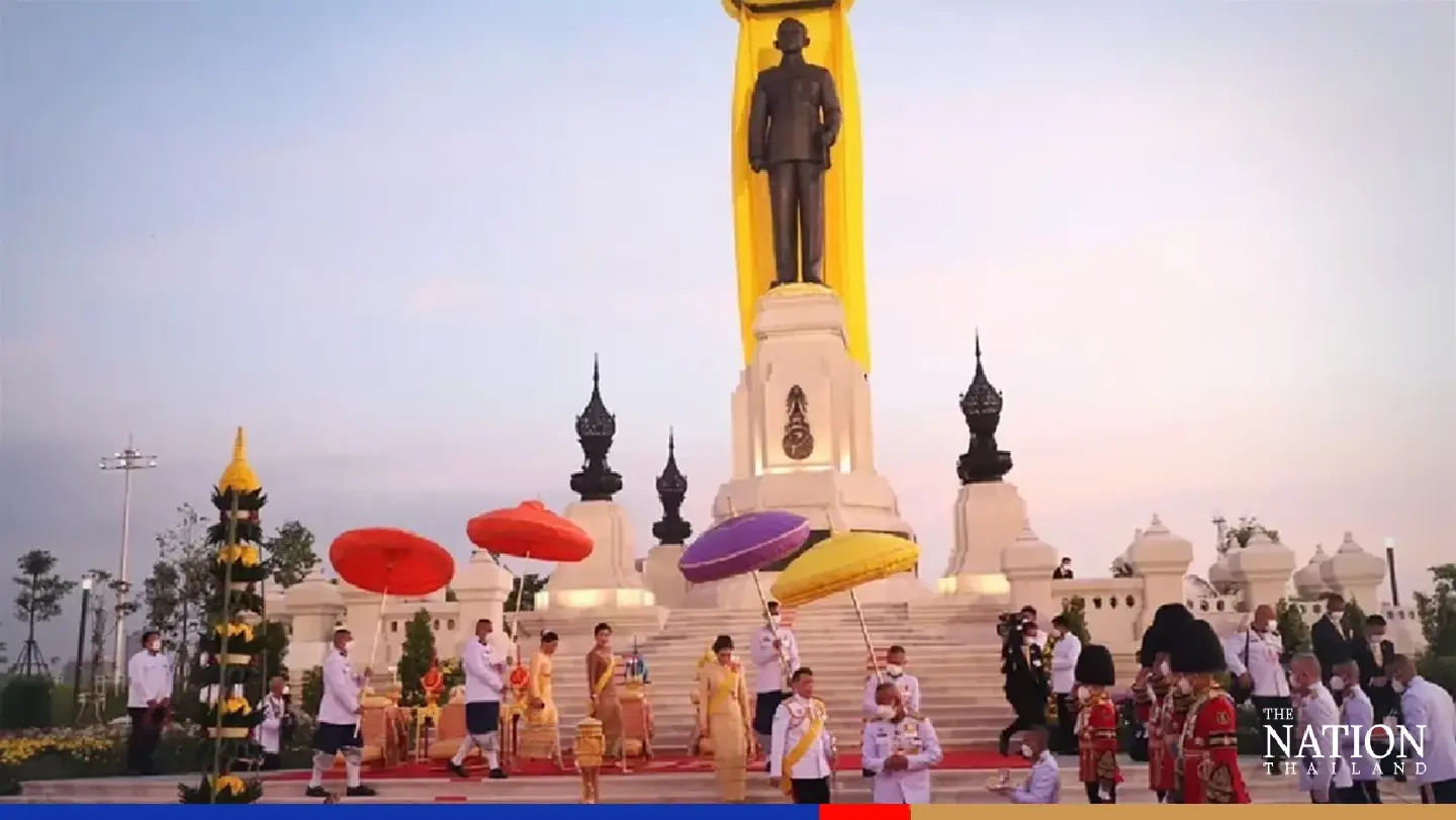 King and Queen visit Bangkok’s new public park to unveil King Rama IX statue