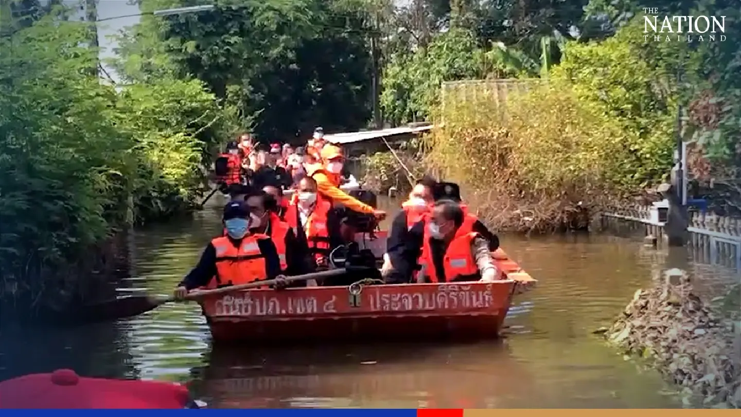 Flood victims welcome Prayut in Singburi, Thaksin’s daughter in Ubon Ratchathani