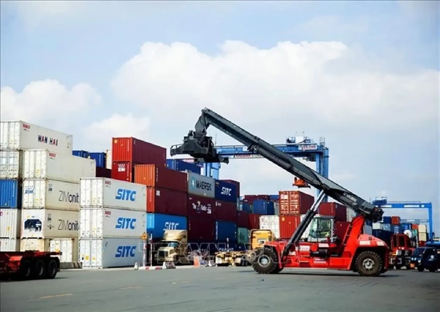 Drop in demand from US, China to hit Vietnam's import-export sector