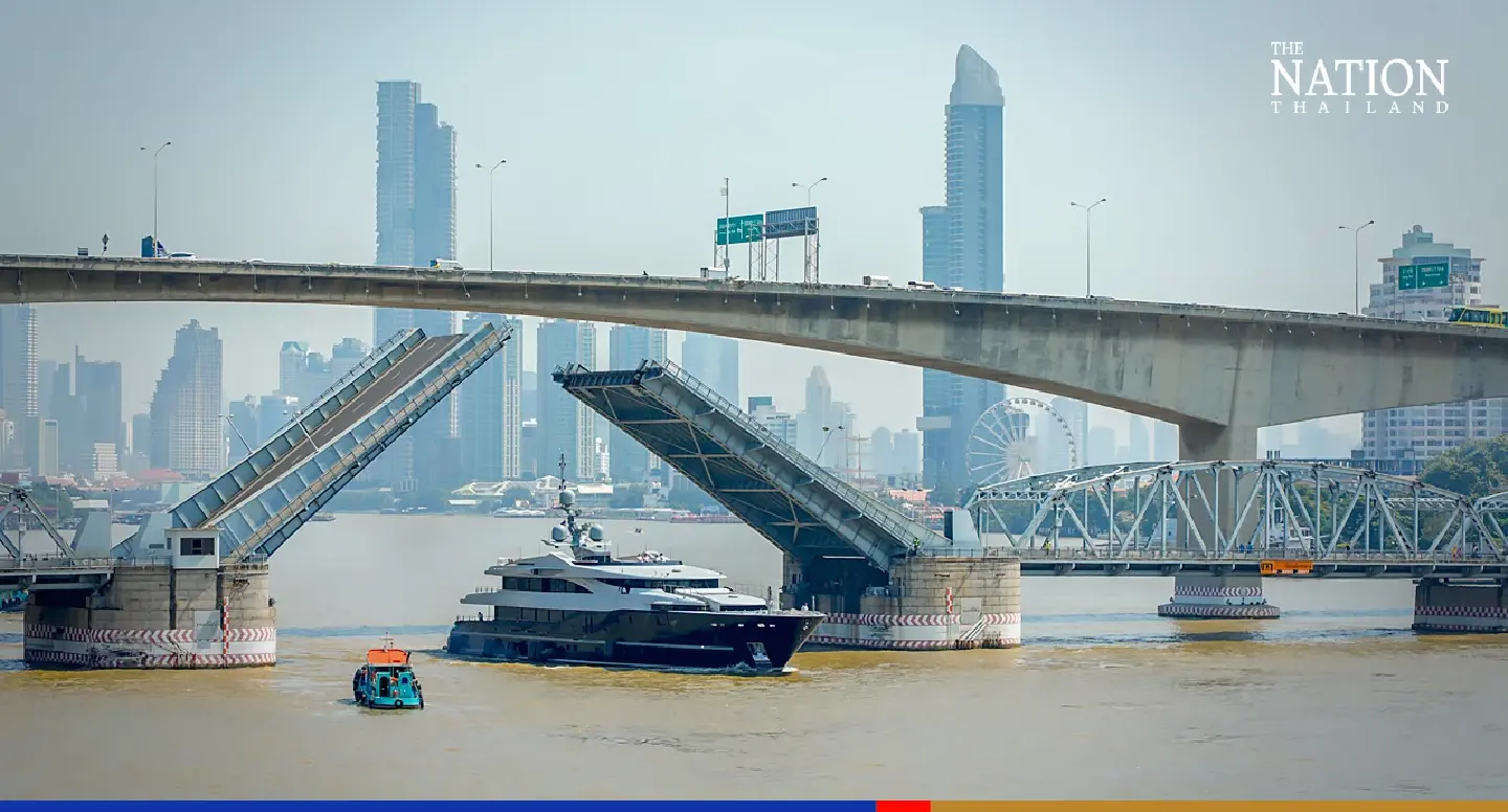 Krungthep Bridge opens to accommodate luxury yacht, causing heavy traffic jams