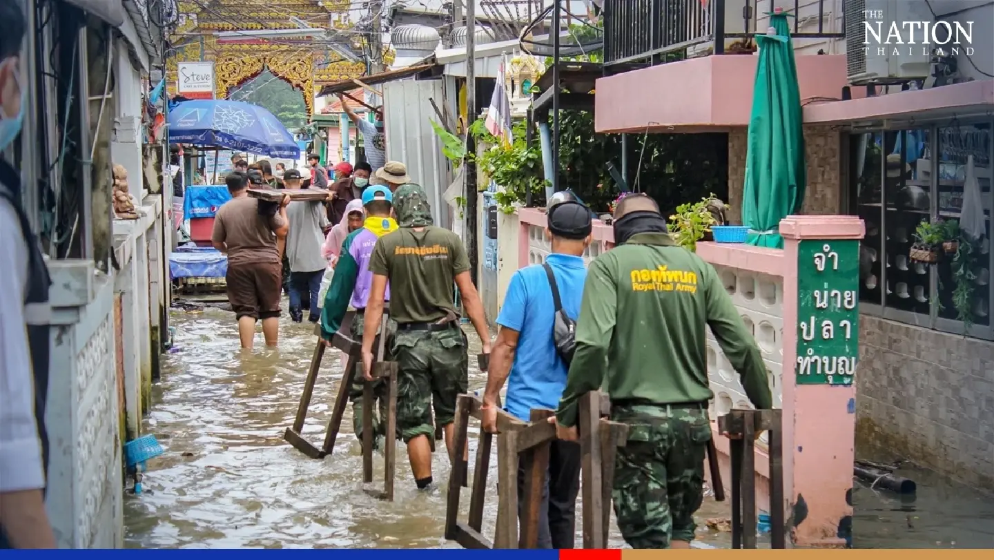 Army deploys troops to defend Bangkok, central provinces against floods Army deploys troops to defend Bangkok, central provinces against floods