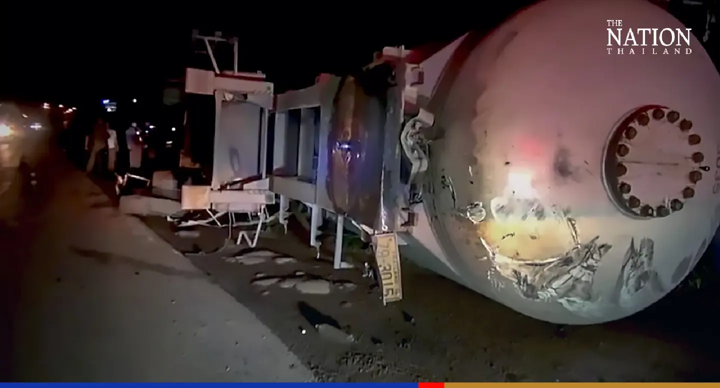 15,000 litre fuel container flips into ditch, sparking explosion fears in Prachinburi