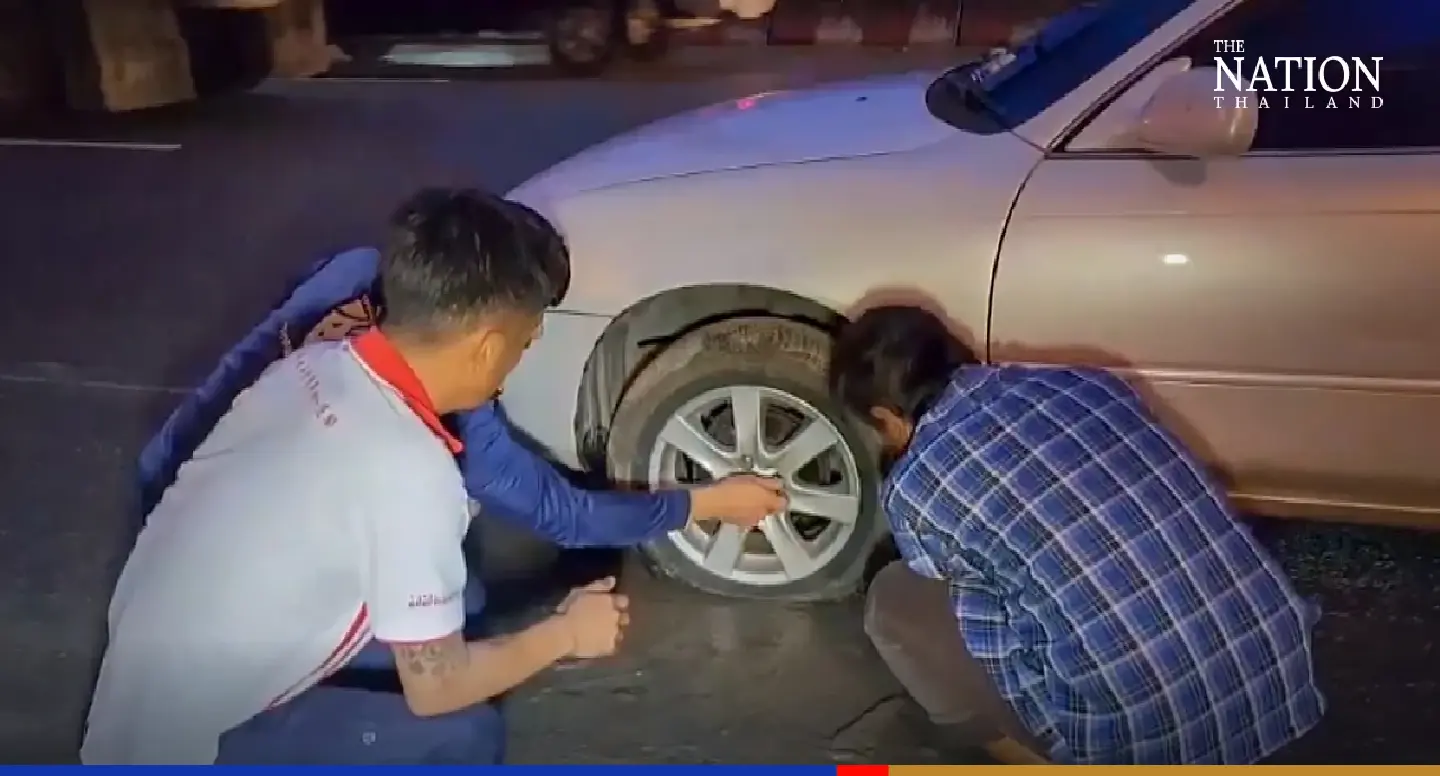 Commuters warn of dangers after tyres burst on potholed Rama II highway Commuters warn of dangers after tyres burst on potholed Rama II highway