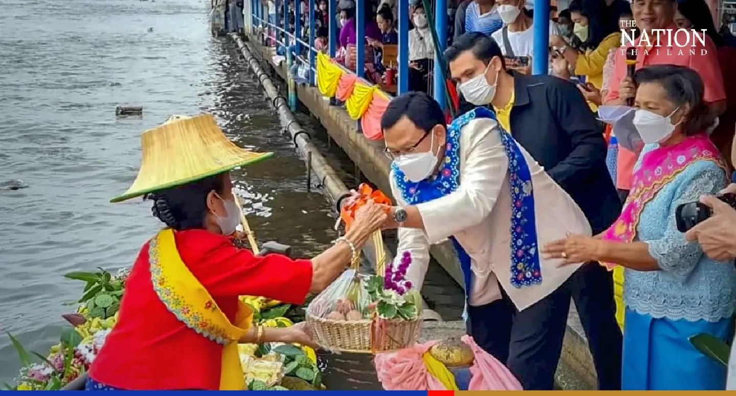 Lat Krabang locals keep Mon tradition of giving alms to 100 monks alive