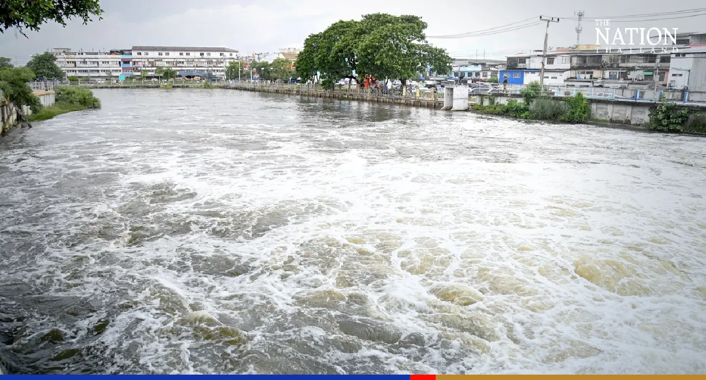Floods will last for at least 3 more weeks in Central Thailand, says NWCC