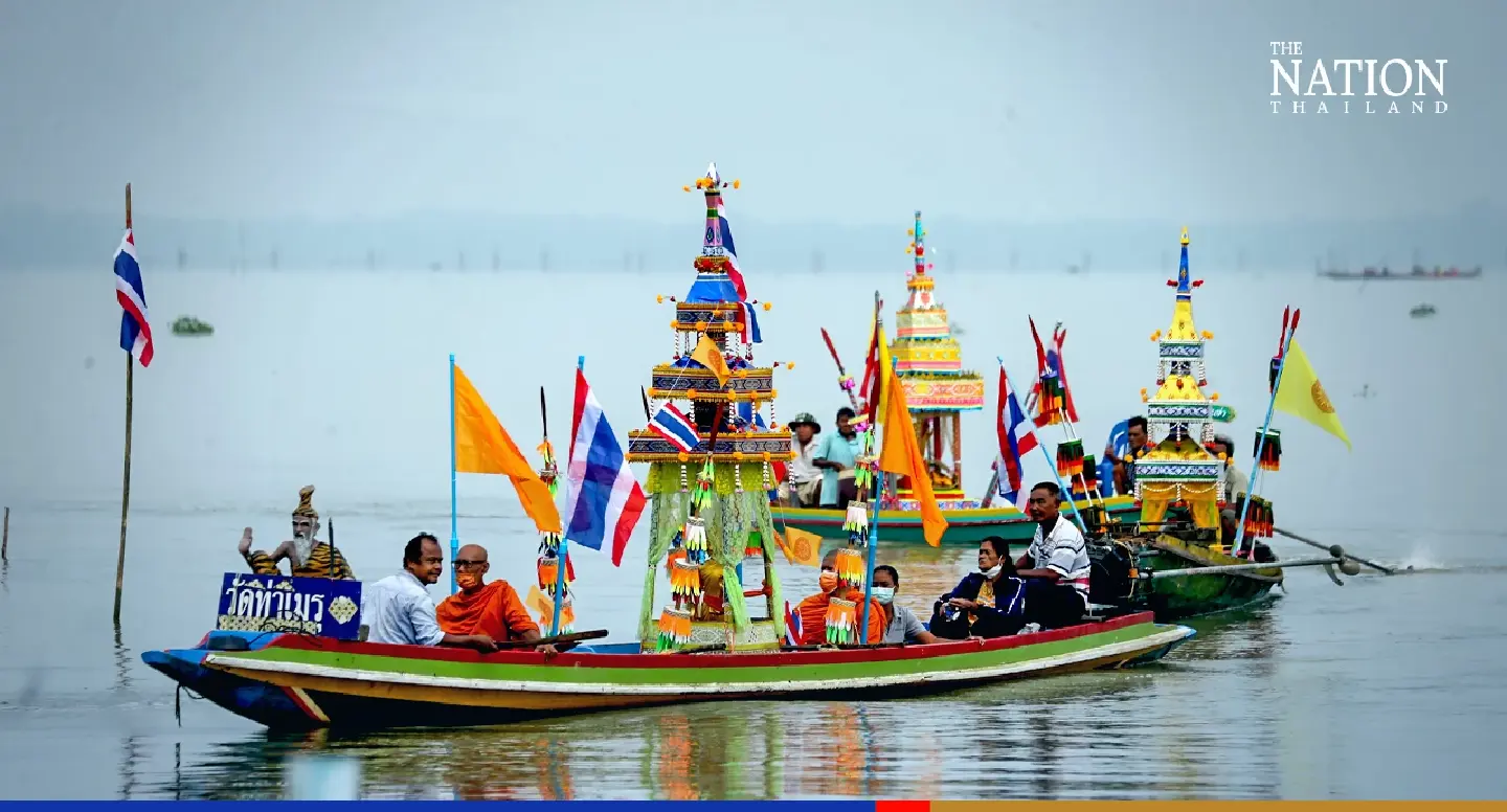 Locals, tourists in South observe ceremonies marking end of Buddhist Lent Locals, tourists in South observe ceremonies marking end of Buddhist Lent