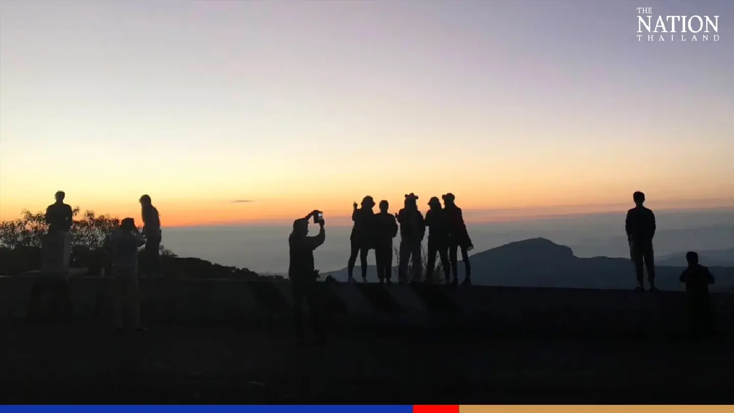 Visitors throng Doi Inthanon to catch glorious sunrise, sea of fog and revel in cold