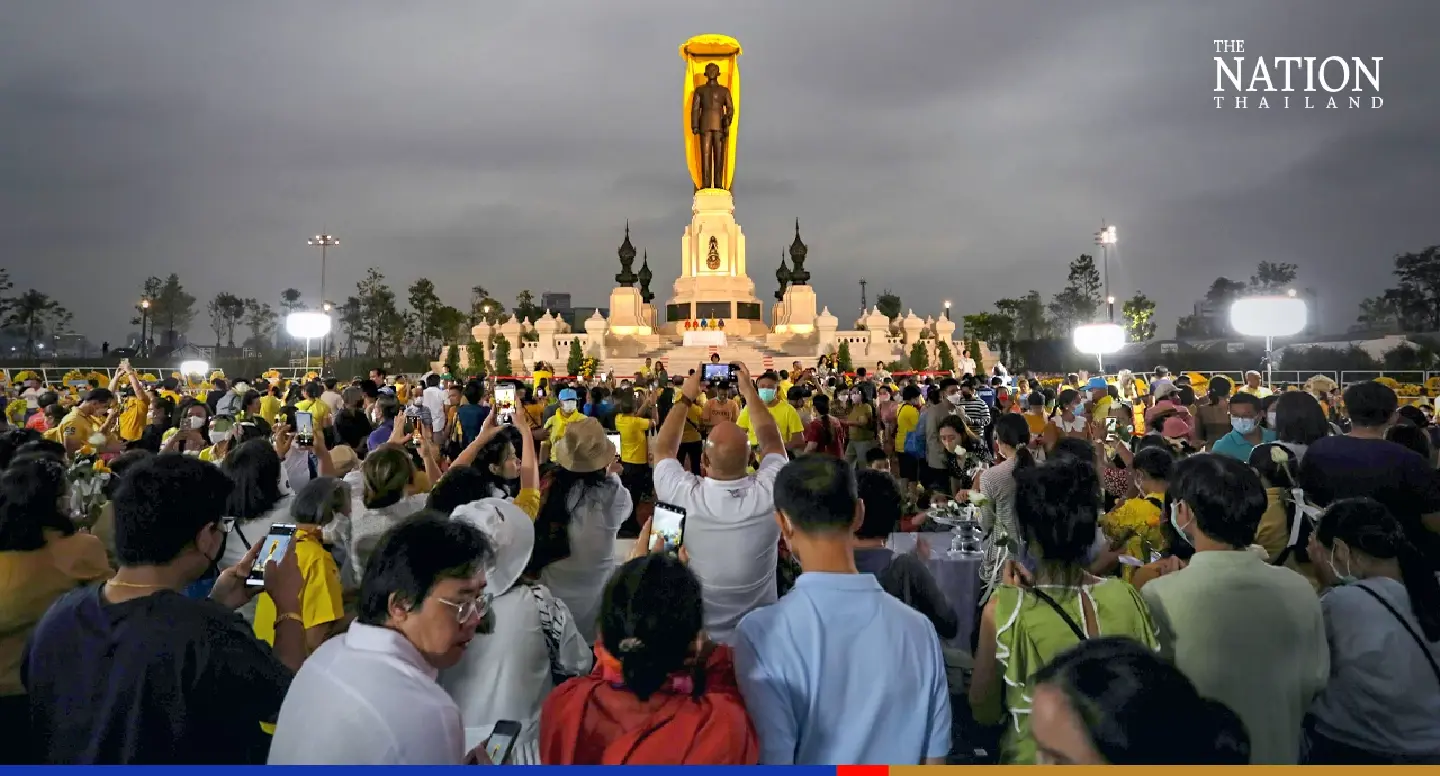 Crowds pay respects before new King Rama IX statue at Chalerm Phrakiat Park