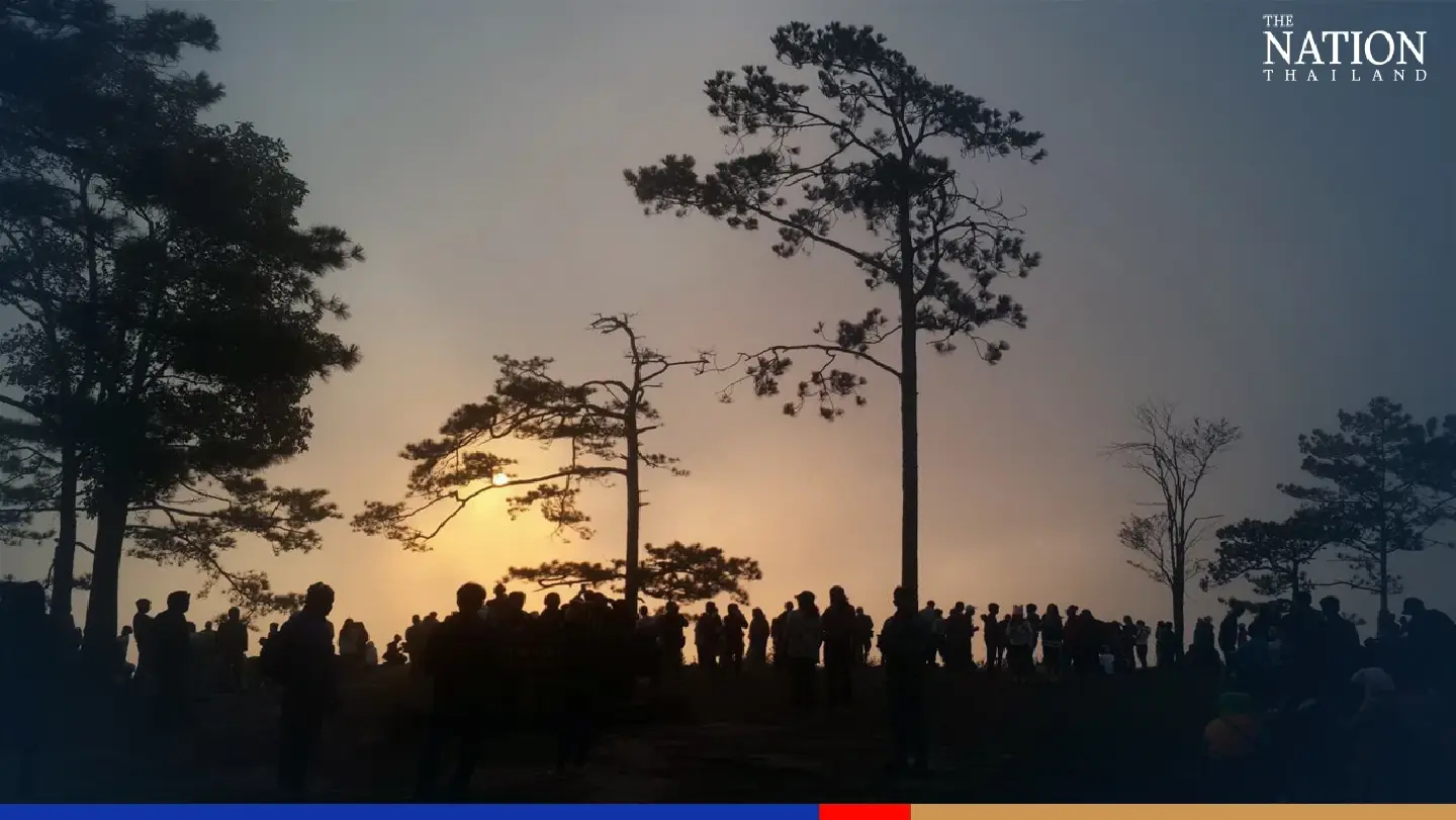 Tourists descend on Phu Kradueng National Park amid 12C temperature Tourists descend on Phu Kradueng National Park amid 12C temperature