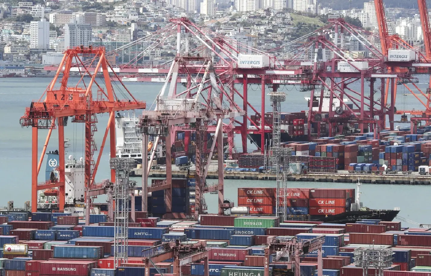South Korea’s trade deficit expected to hit record high of $48 billion this year South Korea’s trade deficit expected to hit record high of $48 billion this year