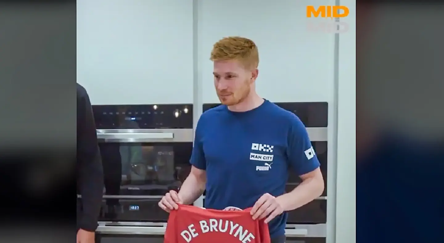 De Bruyne threatens to torch Man U shirt after burning Man U De Bruyne threatens to torch Man U shirt after burning Man U