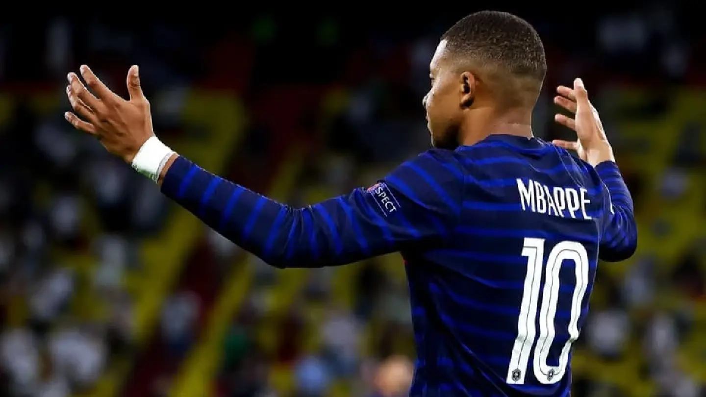 PSG's Mbappe beats Messi and Ronaldo to top Forbes rich list PSG's Mbappe beats Messi and Ronaldo to top Forbes rich list