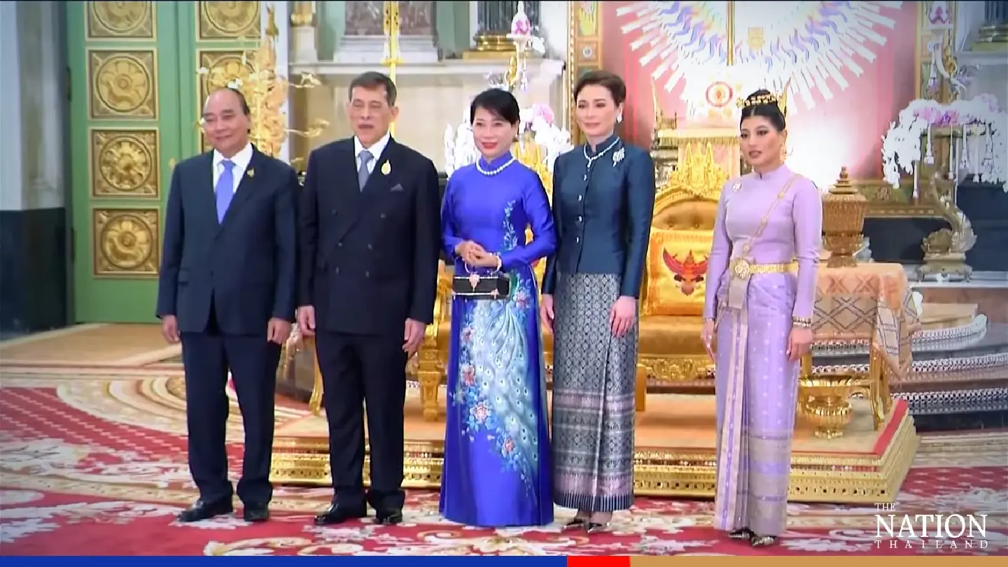 Their Majesties greet world leaders at Grand Palace during Apec Summit