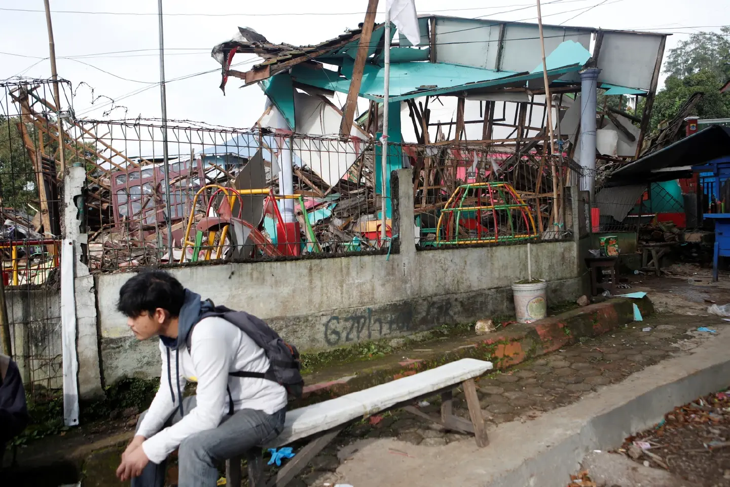 More than 160 dead, hundreds injured after 5.6 earthquake hits Indonesia More than 160 dead, hundreds injured after 5.6 earthquake hits Indonesia