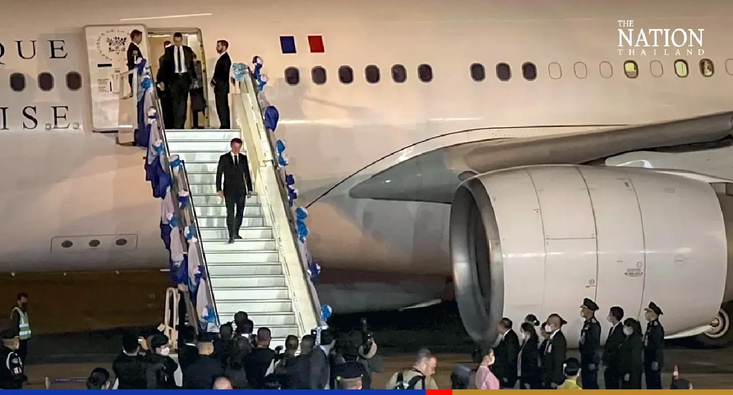 Prawit welcomes French president as he arrives at Don Mueang Prawit welcomes French president as he arrives at Don Mueang