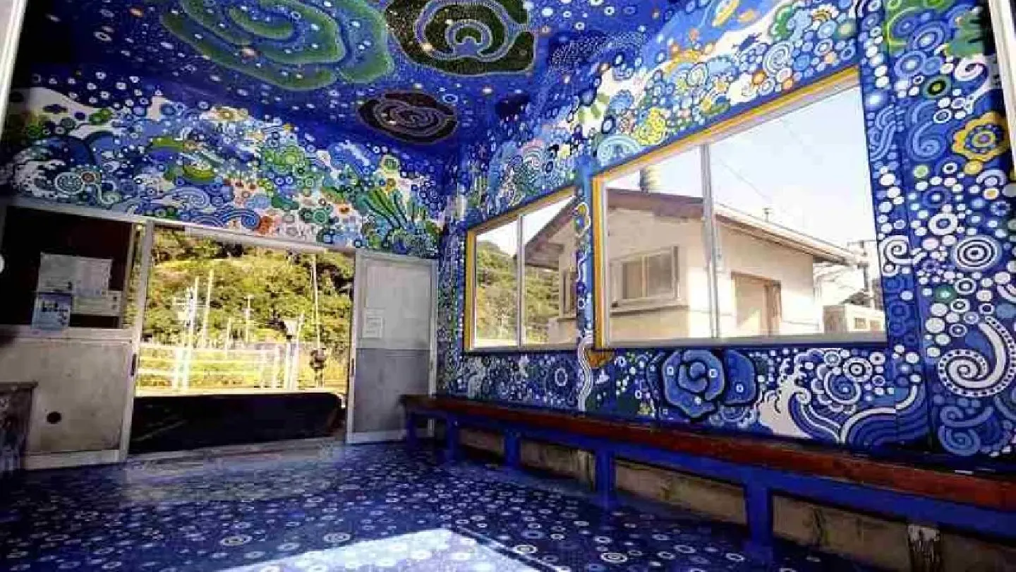 Japanese train station turns into bright seascape in the hands of an artist Japanese train station turns into bright seascape in the hands of an artist
