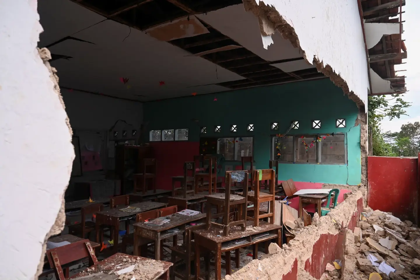 Indonesia earthquake: Over 50 dead and 700 injured Indonesia earthquake: Over 50 dead and 700 injured