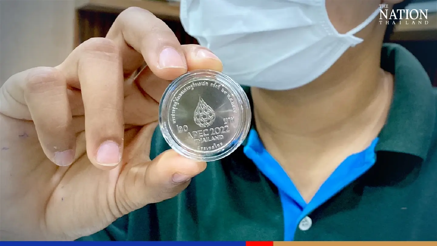 Enthusiasts rush to pick up 20-baht coins marking 2022 Apec Summit